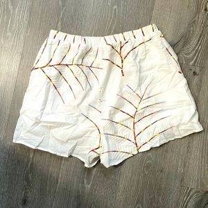 Lush white shorts with embroidered detail
